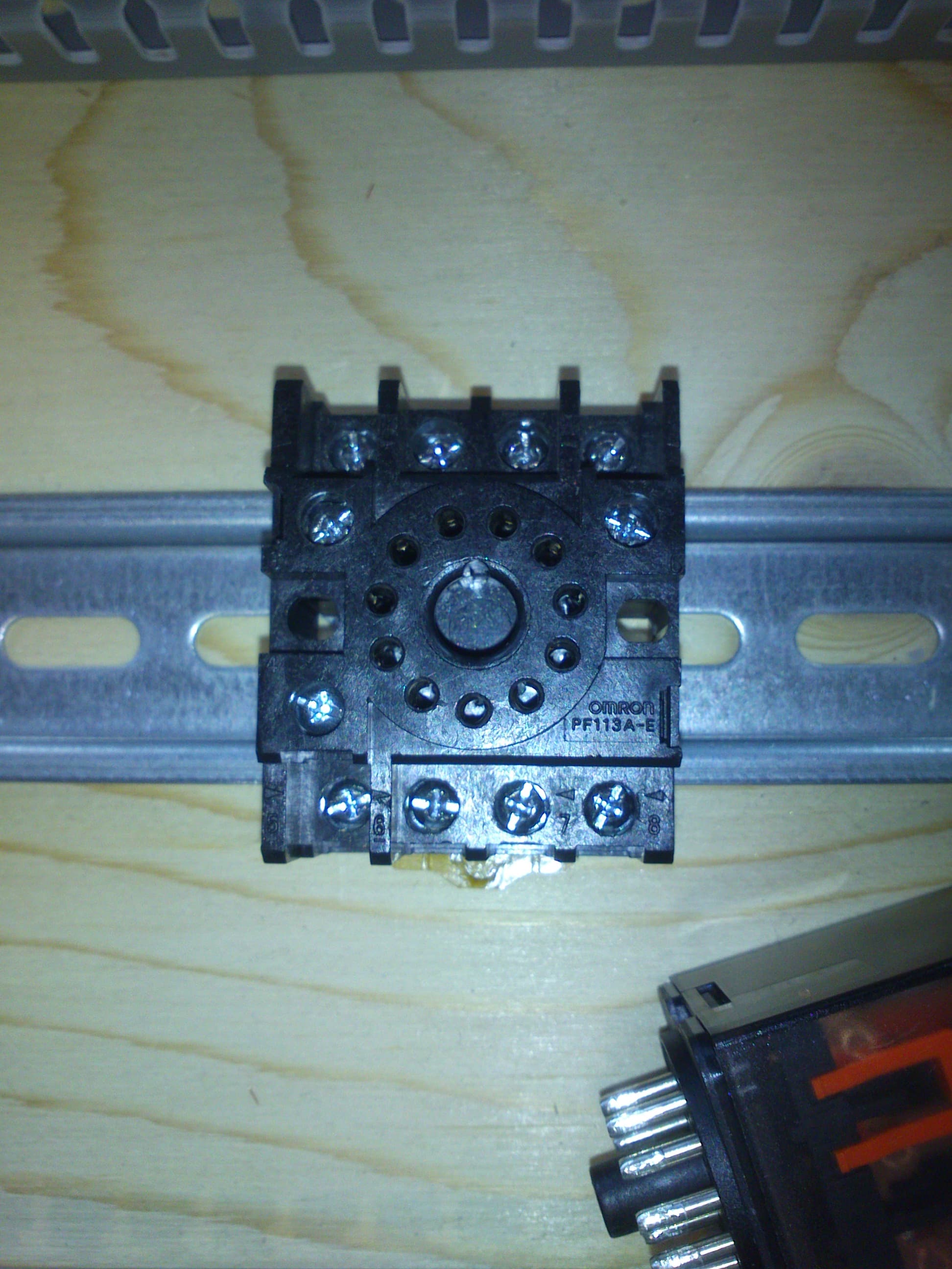 Zócalo/base para relé de 8 pines con terminal a tornillo - código PTF08AE - Omron